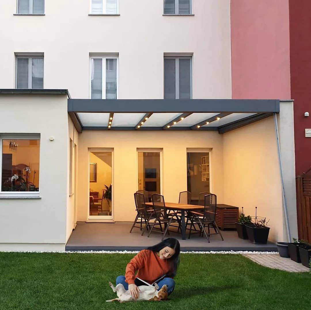Flachdach-Terrassenüberdachung aus Aluminium in geradliniger Bauhaus-Optik