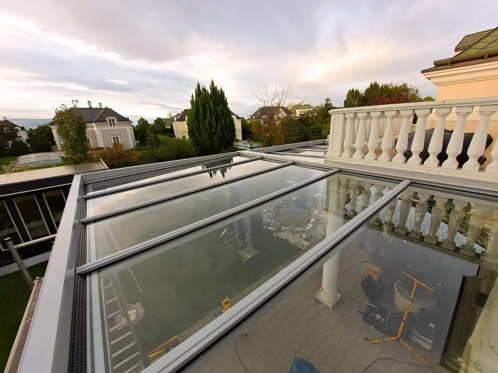 Flachdach-Terrassenüberdachung aus Aluminium mit lichtdurchlässiger Dacheindeckung