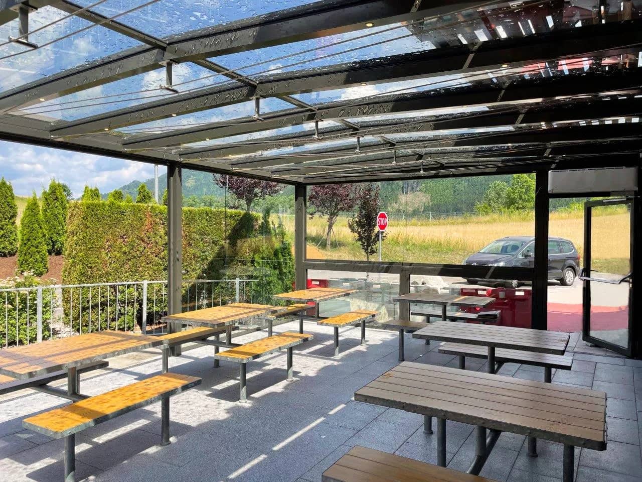 Kubische Flachdach-Überdachung aus Aluminium über einer Terrasse