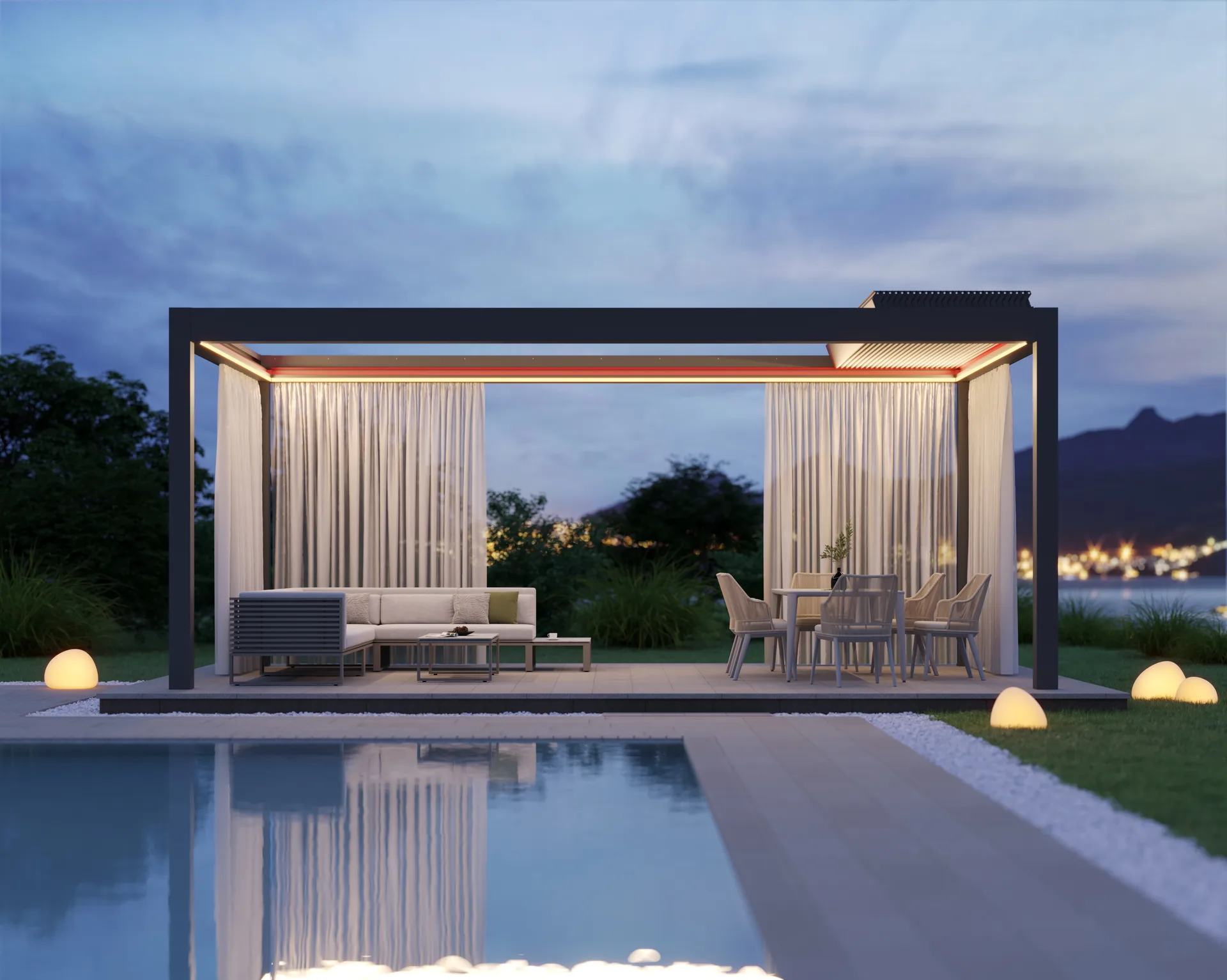 Freistehendes Aluminium-Lamellendach mit drehbaren Lamellen und Seitenvorhängen an einem Pool in der Abenddämmerung