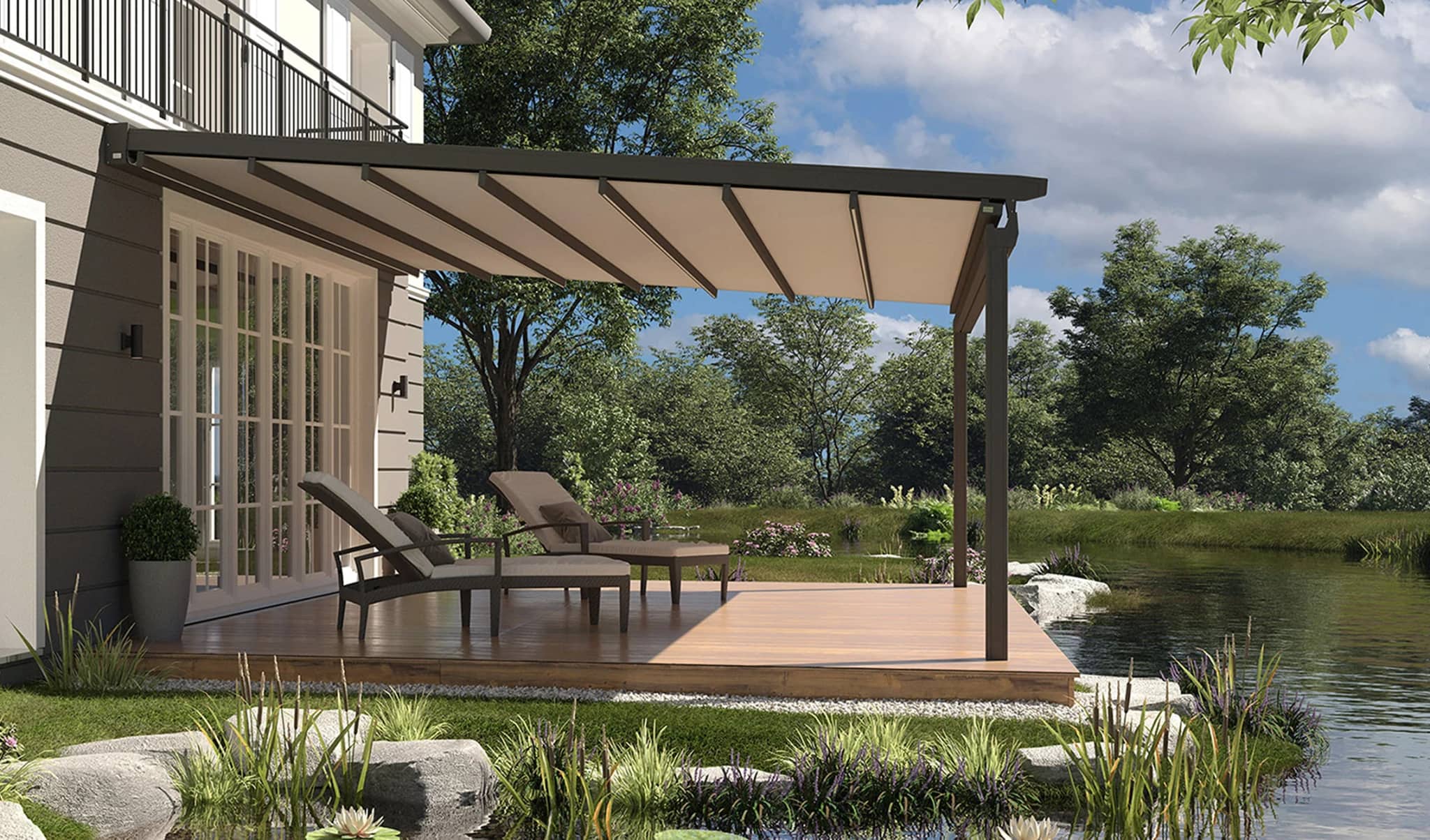 Pergolamarkise mit dunklem Aluminiumgestell und Tuchdach am Haus über einer Holzterrasse mit Liegen
