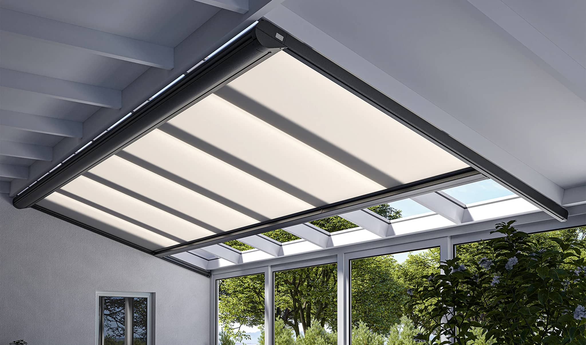 Unterglasmarkise mit hellem Tuch unter dem Glasdach einer Aluminium-Terrassenüberdachung