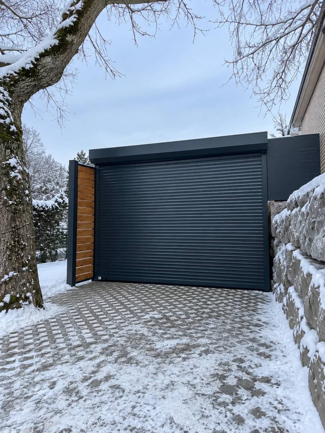 Aluminium-Carport in Anthrazit mit geschlossenem Rolltor an der Vorderseite