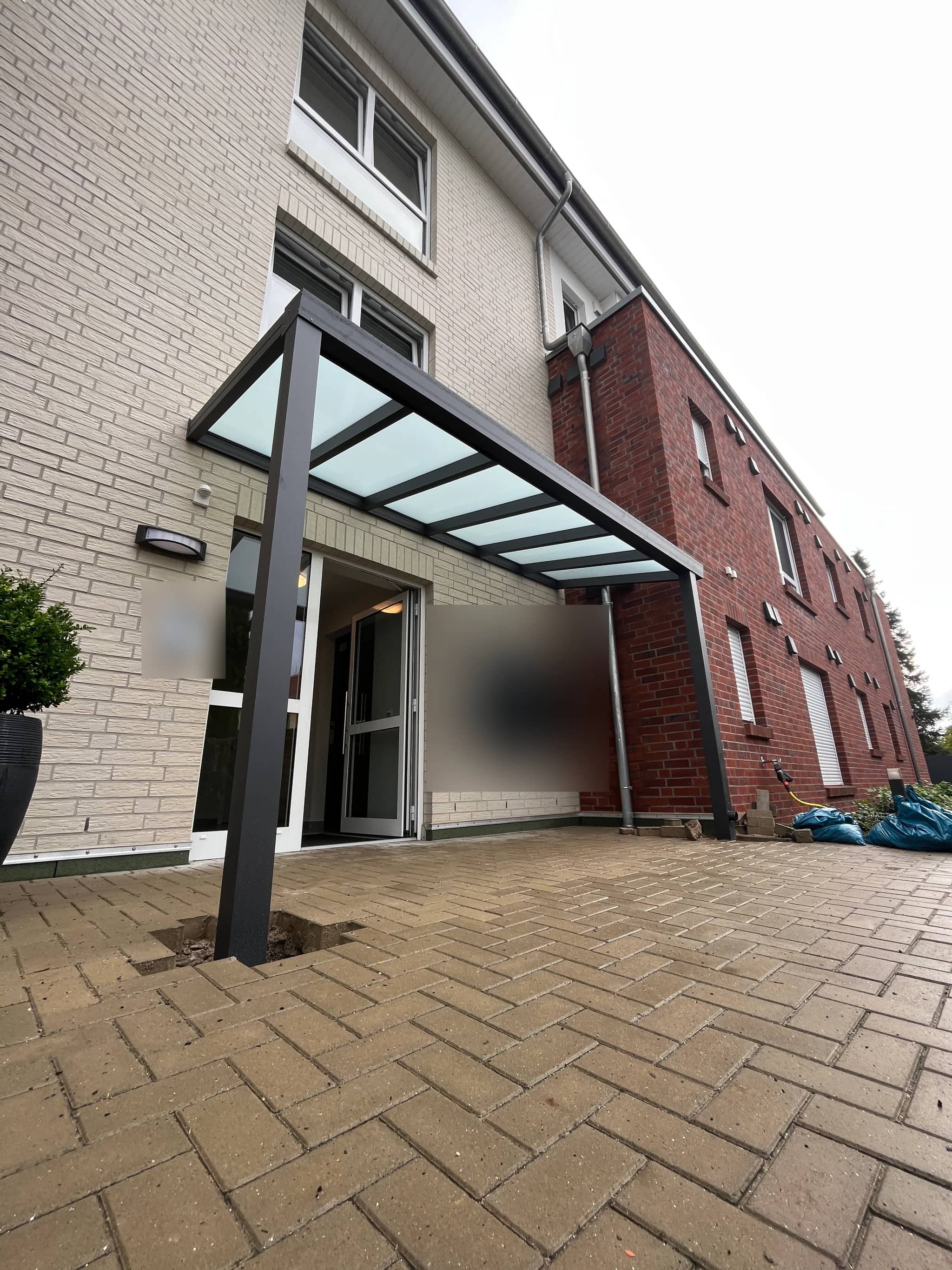 Eingangsüberdachung aus Aluminium in Anthrazit über einer Haustür