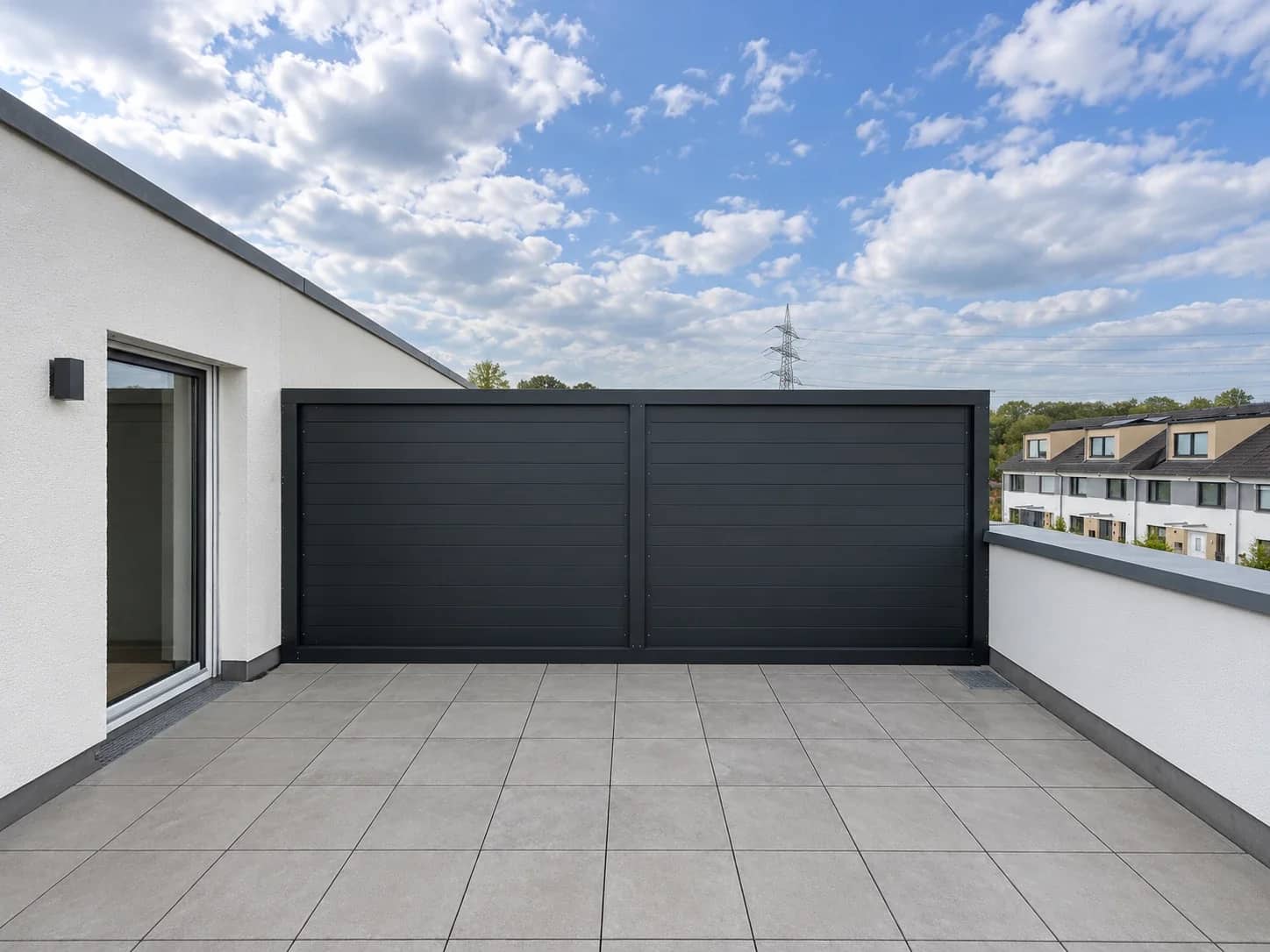 Anthrazitfarbenes Sichtschutz-Zaunelement aus Aluminium mit waagerechter Lattung auf einer Dachterrasse