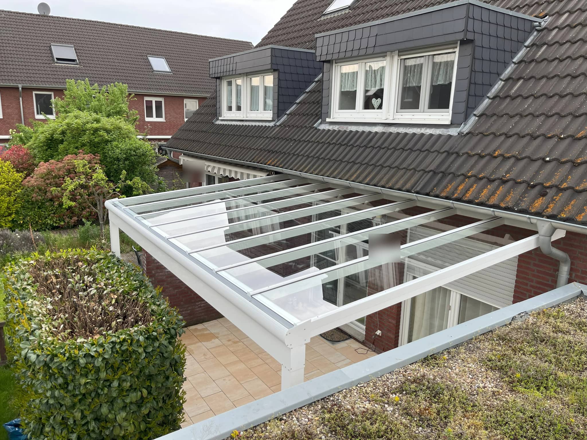 Aufsicht auf die Dachfläche eines Terrassendachs: einzelne Eindeckungsfelder in den Trag- und Klemmprofilen