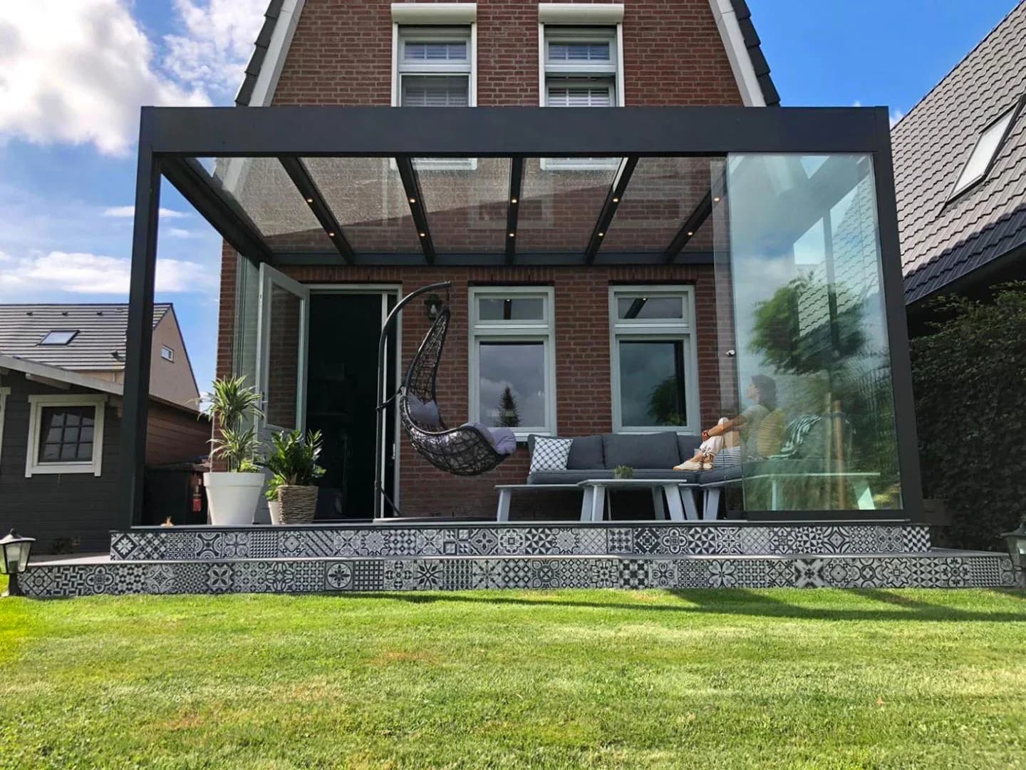 Flachdach-Terrassenüberdachung aus Aluminium in kubischer Bauweise an einem Wohnhaus