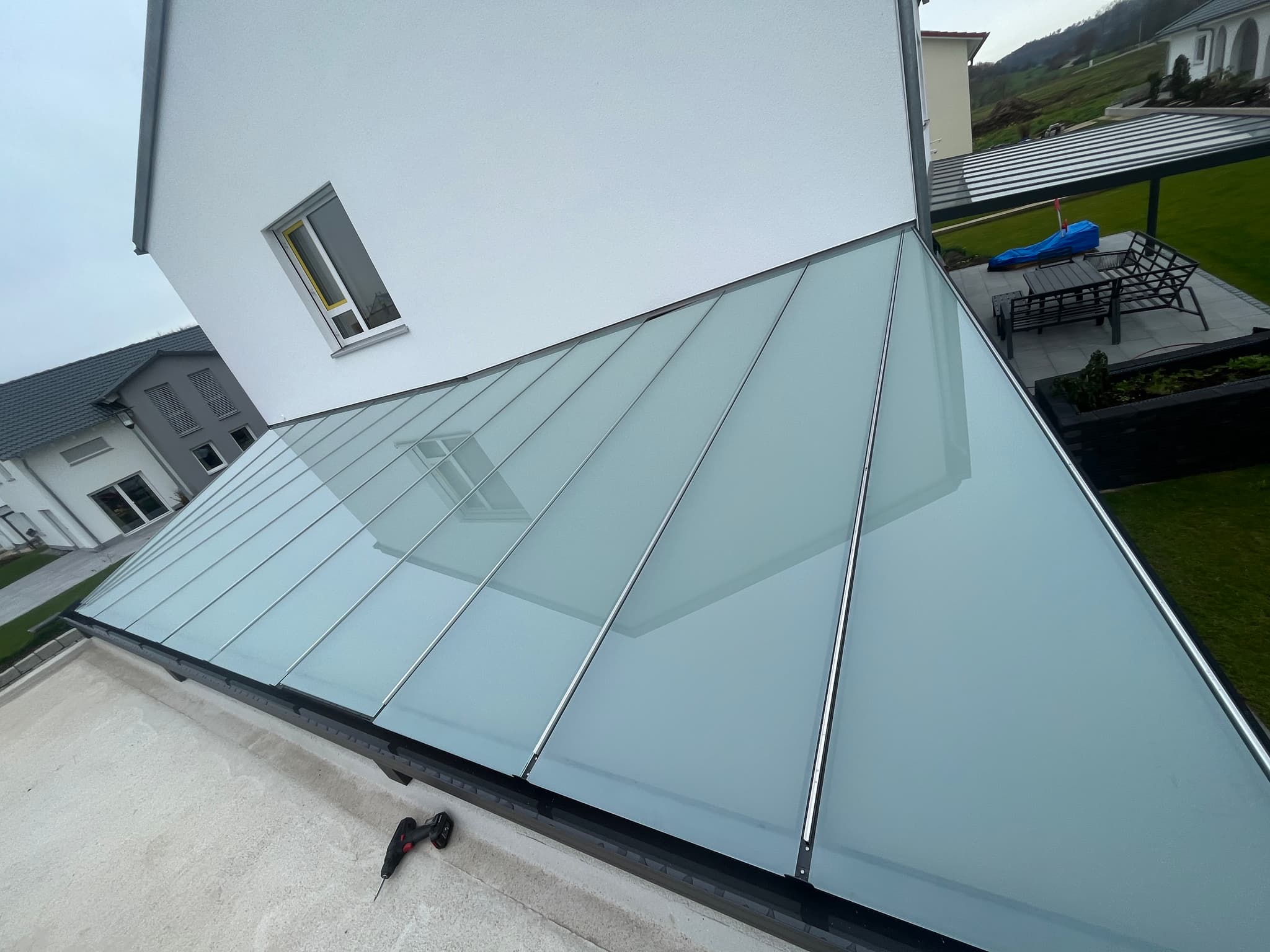 Aluminium-Terrassenüberdachung mit neu eingedecktem, lichtdurchlässigem Dach