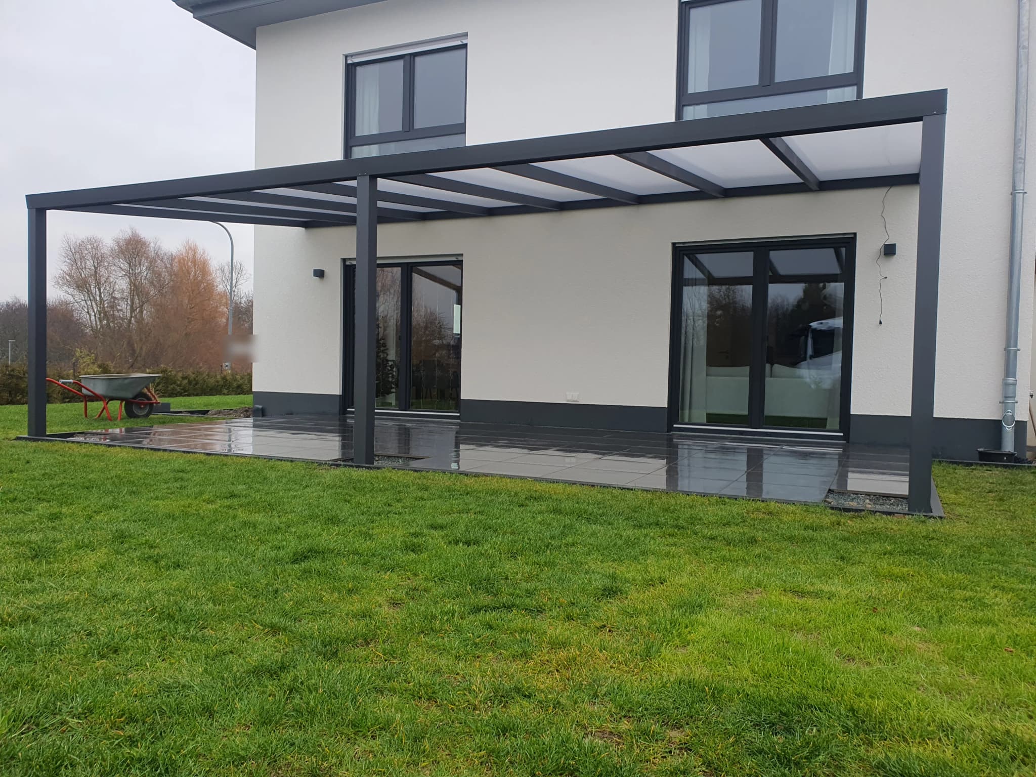 Terrassenüberdachung nachrüsten: Markise, LED & Seitenwände ergänzen