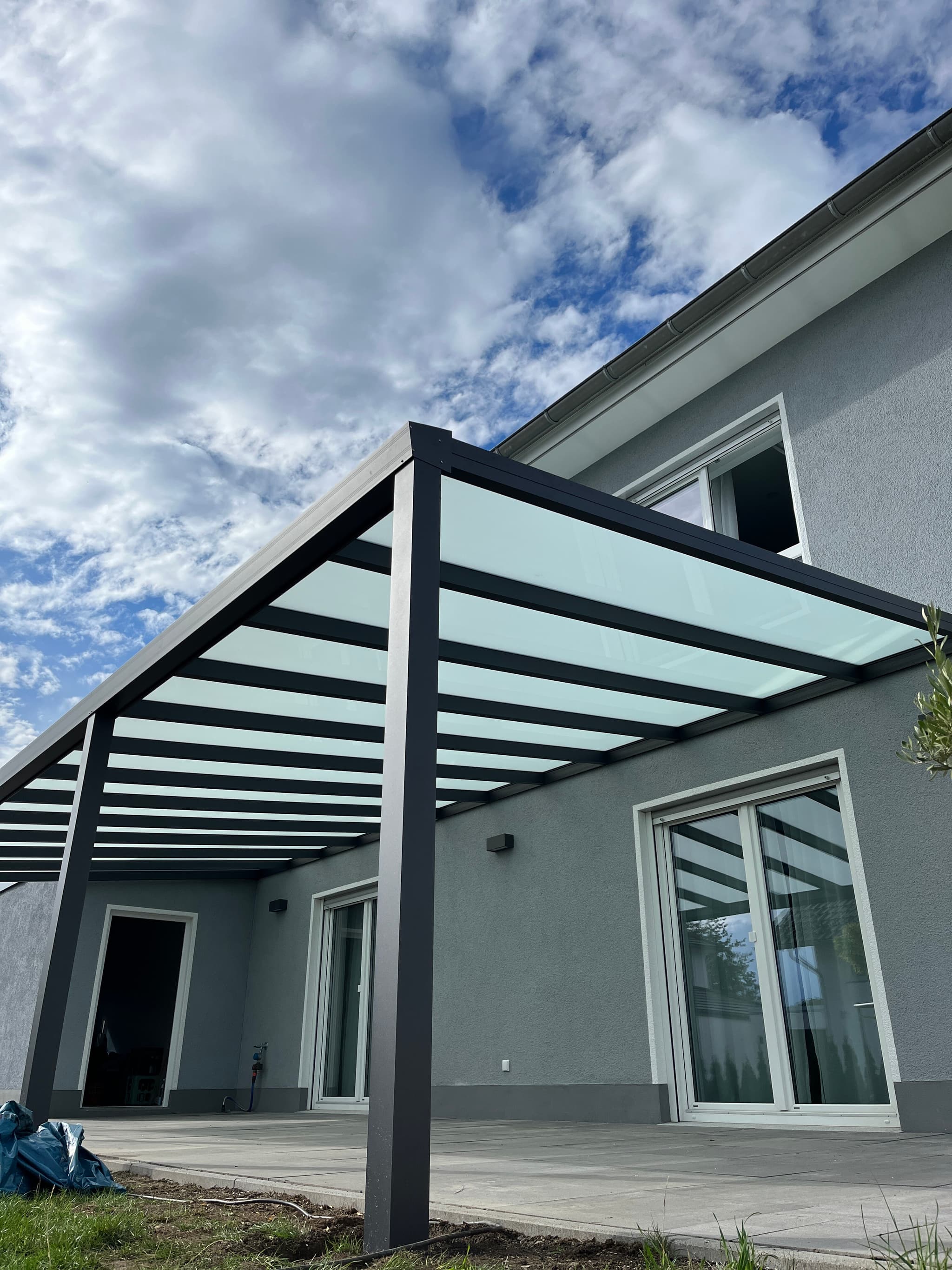 Terrassenüberdachung in Anthrazit DB 703 mit Milchglas-Eindeckung, Blick von unten am Wohnhaus