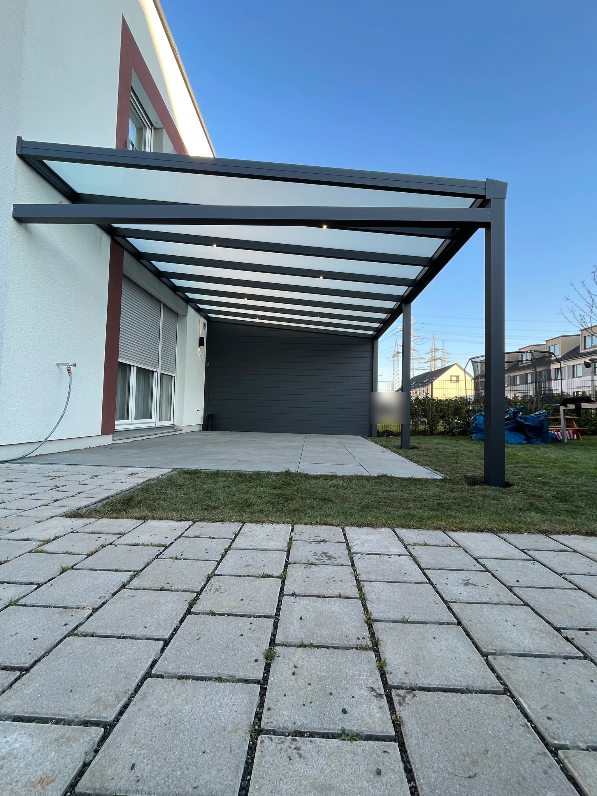 Terrassenüberdachung in Anthrazit mit Panel-Seitenwand und LED-Spots im Dach
