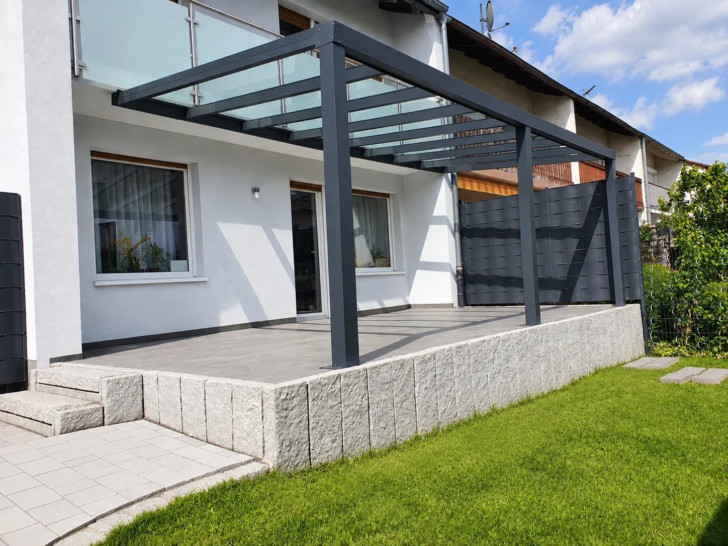 Terrassenüberdachung richtig reinigen – Tipps für eine einfache und effektive Pflege