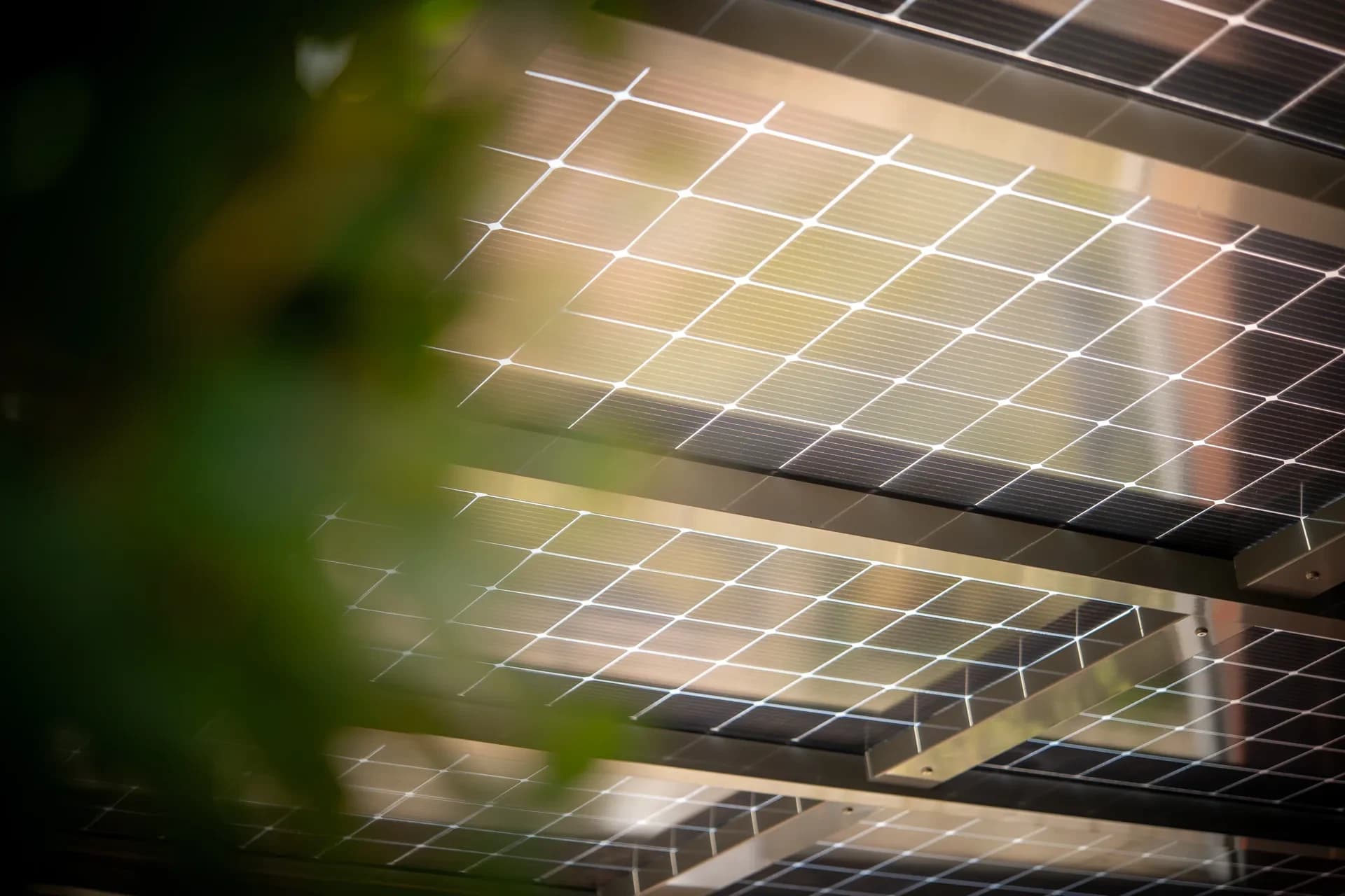 Solardach mit Photovoltaik-Modulen als lichtdurchlässige Dacheindeckung