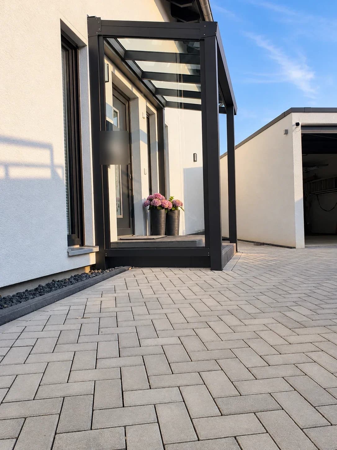 Schlanke Eingangsüberdachung aus Aluminium mit Glasdach
