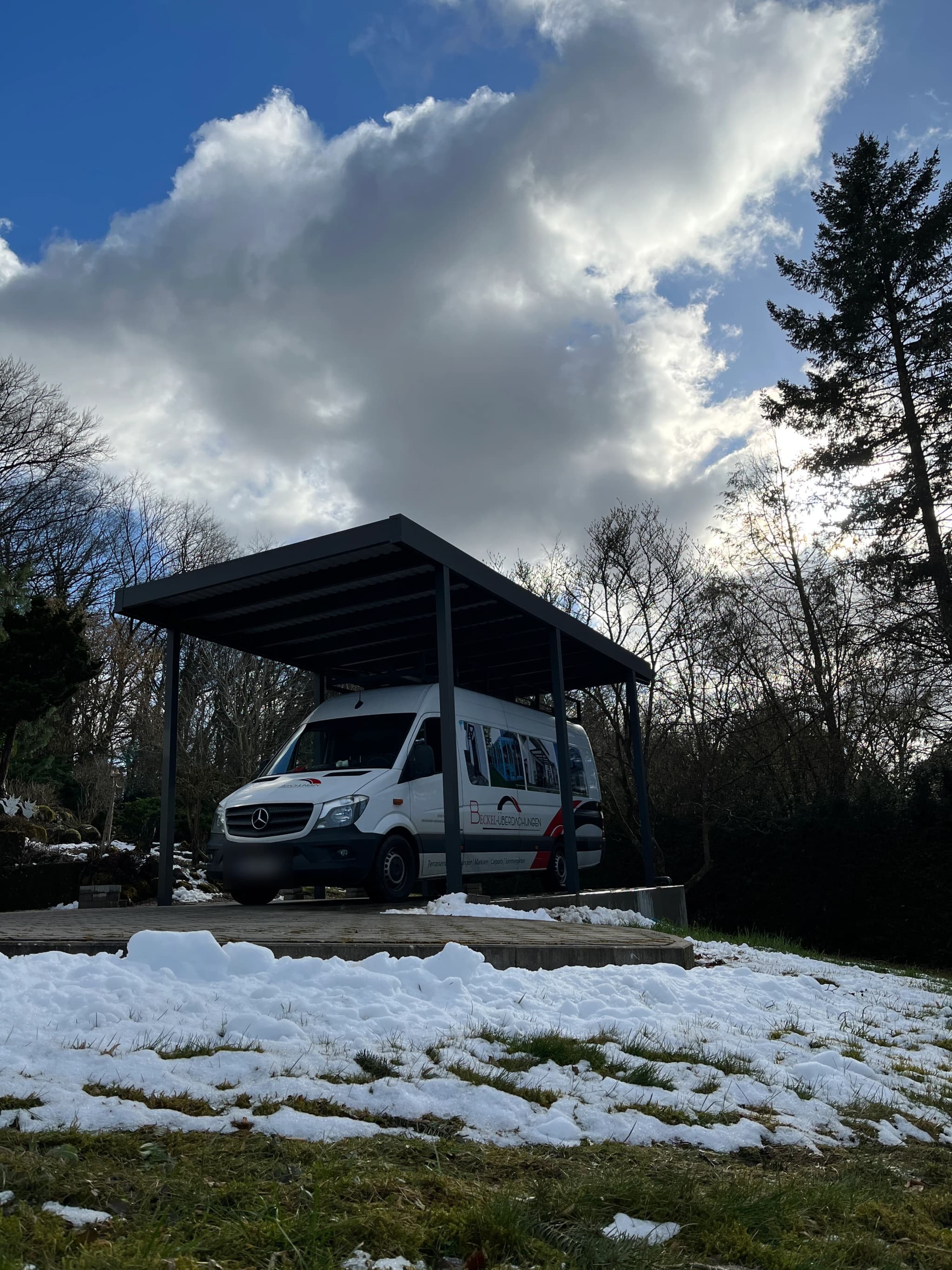 Flachdach-Carport aus Aluminium