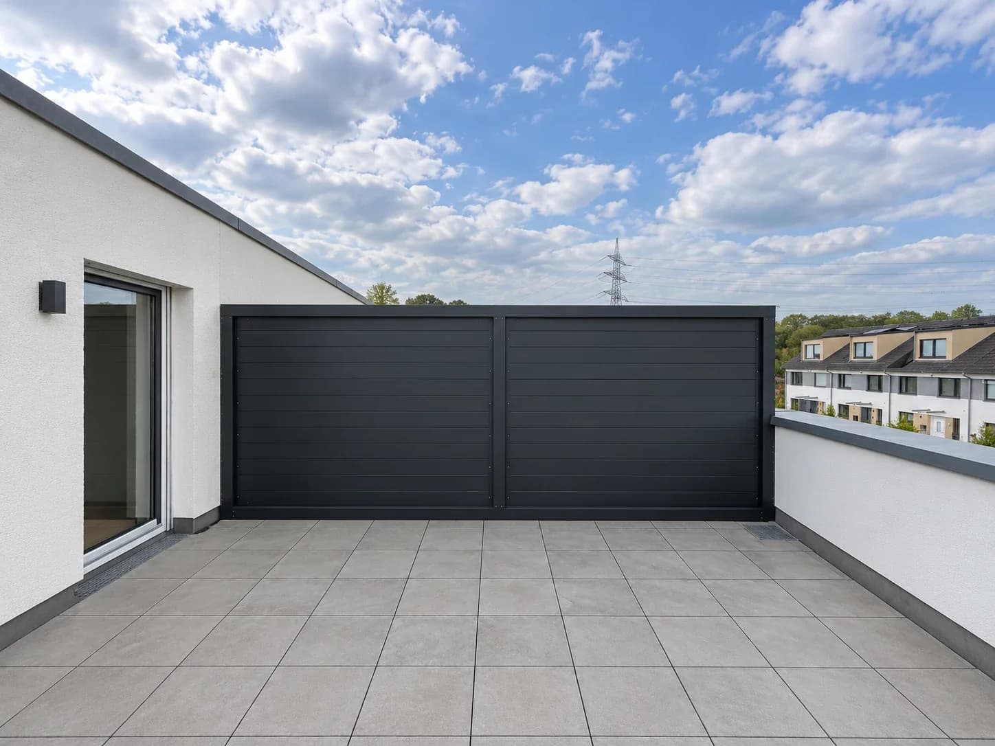 Anthrazitfarbenes Sichtschutz-Zaunelement aus Aluminium mit waagerechter Lattung auf einer Dachterrasse