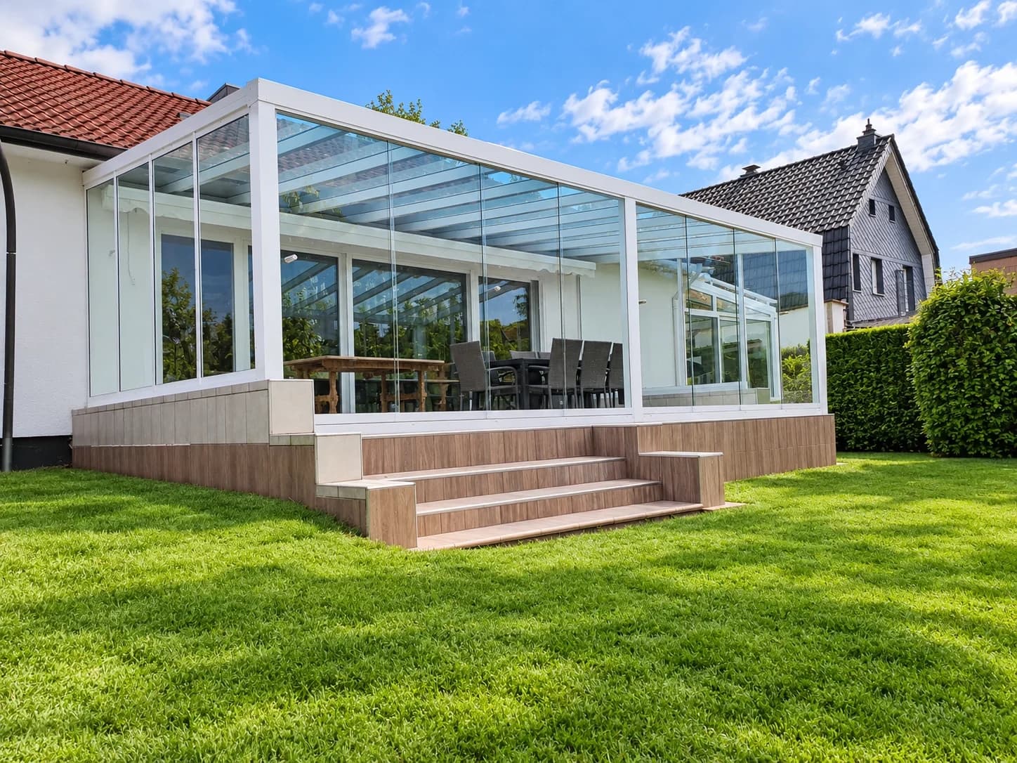 Sommergarten aus Aluminium mit weißem Rahmen und Glas-Schiebefront
