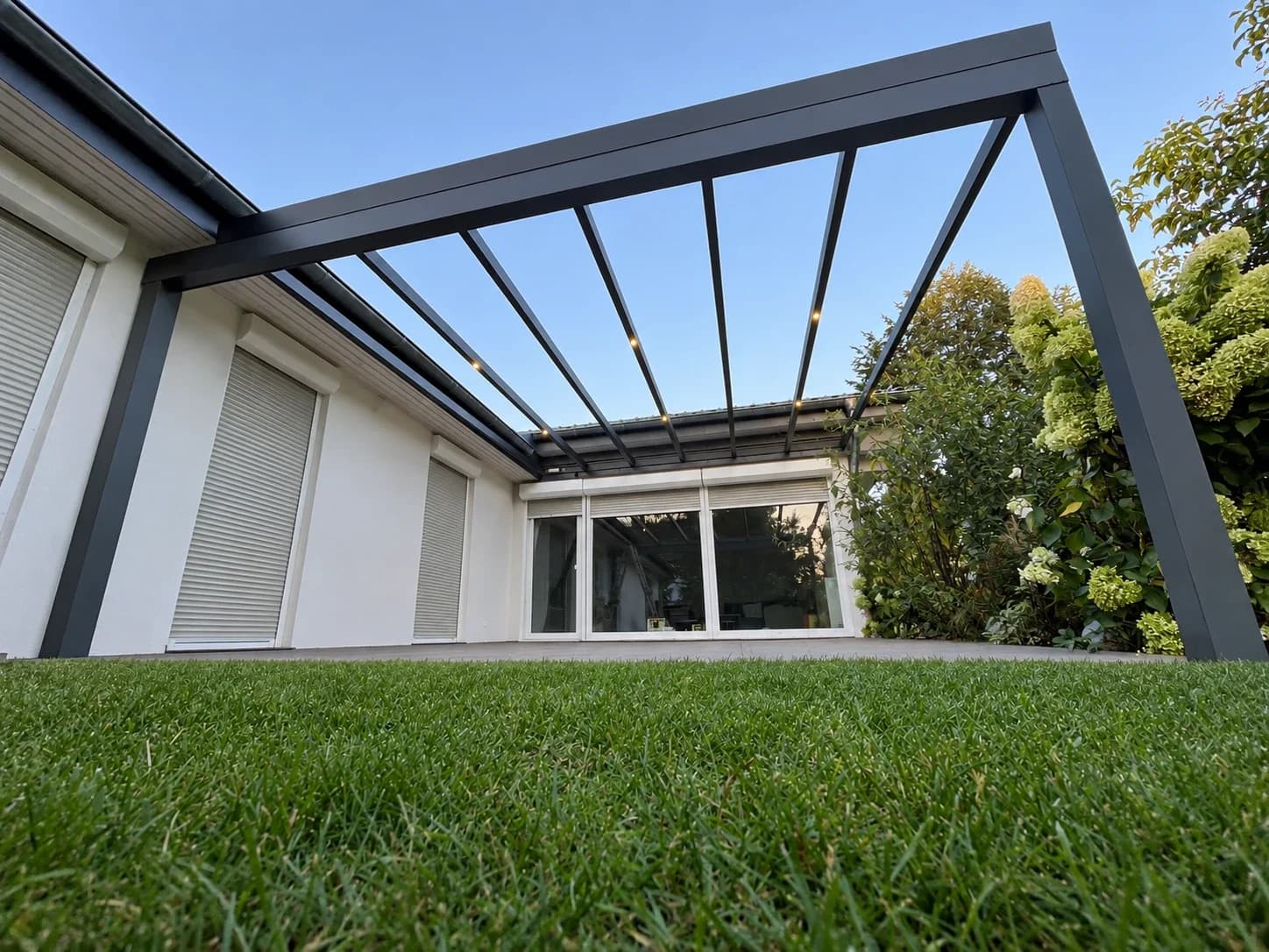 Offene Aluminium-Terrassenüberdachung mit transparentem Glasdach
