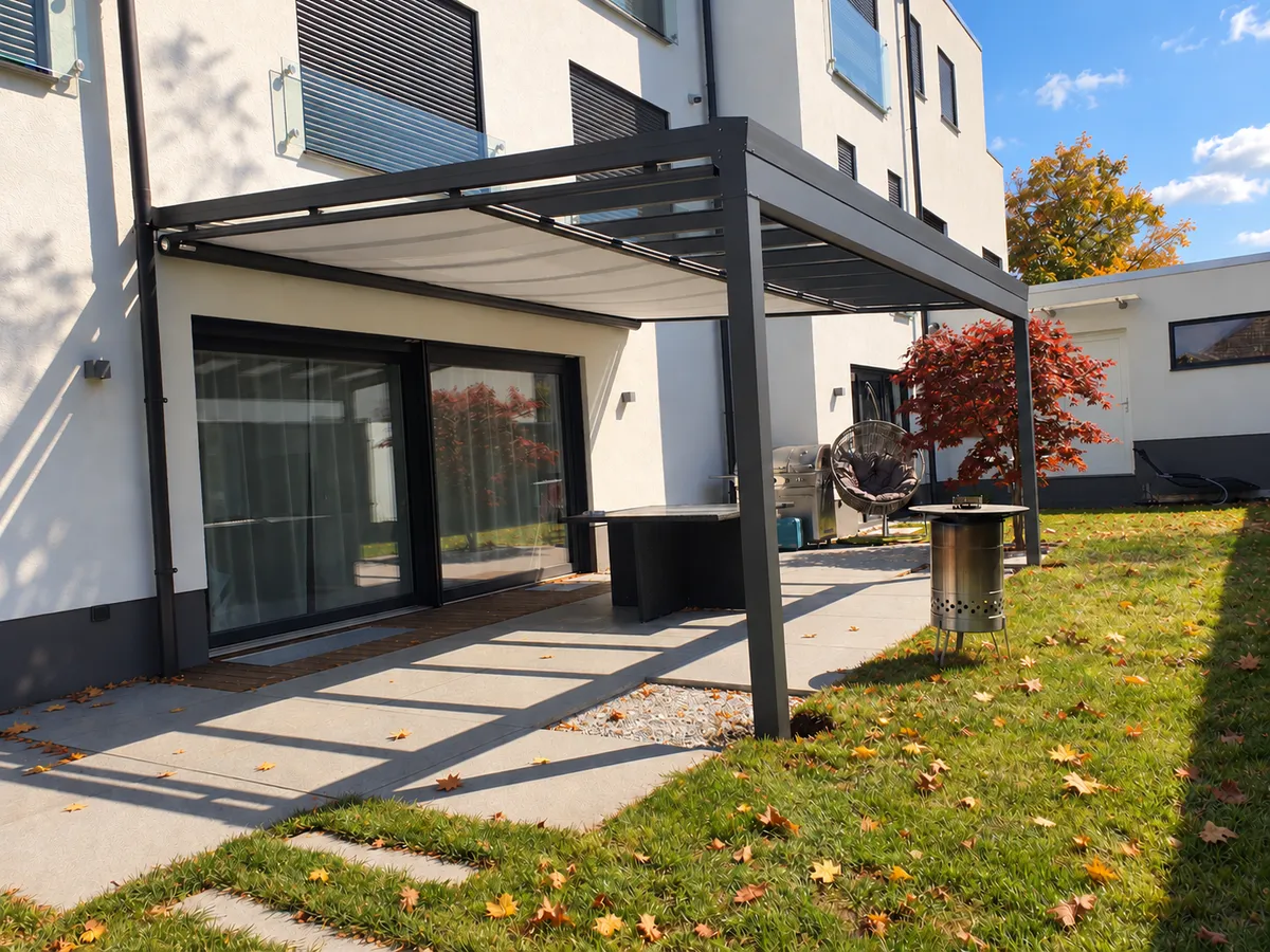 Terrassenüberdachung mit Markise im Herbst